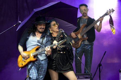 banda musical en tarima