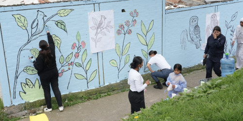 Mural siendo pintado