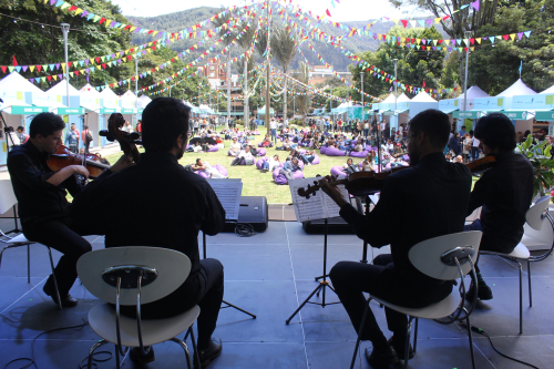 músicos tocando en vivo