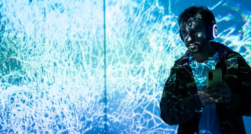 persona en videomapping