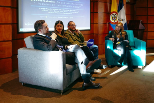 pérsonas en conversatorio