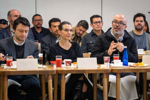 funcionarios en evento público