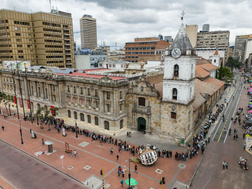 personas reunidas en espacio público