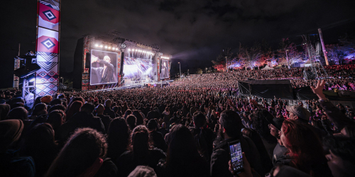personas disfrutando un concierto