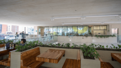 Fotografía del piso 7 del centro felicidad chapinero, area de mesas tipo co working