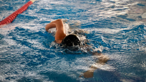 Persona nadando en la piscina del centro felicidad chapinero