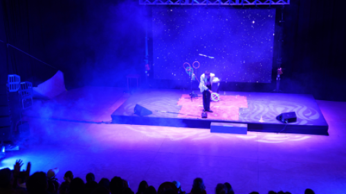 Fotografía del escenario principal del centro felicidad chapinero en una presentación