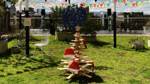 Fotografía de la terraza del centro felicidad chapinero con un arbol de navidad
