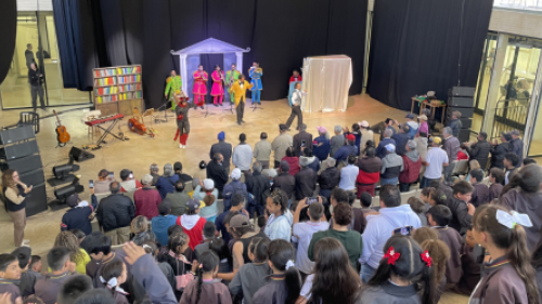 Fotografía de una obra en el teatro urbano del Centro Felicidad Chapinero