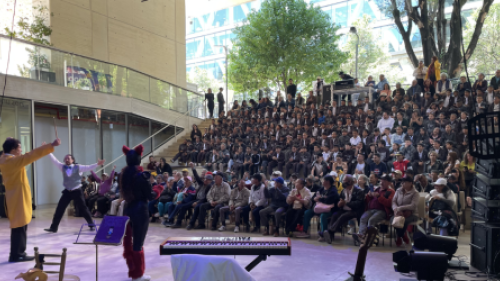 Fotgorafía de una presentación en el Centro Felicidad Chapinero
