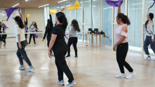 Fotografía de personas bailando en el aula de danza