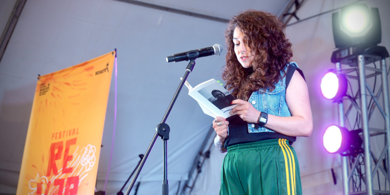 Persona declamando poesia en una tarima