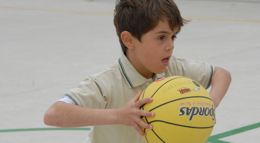 Basquetbol Ganador - LA EVOLUCIÓN DE LOS UNIFORMES DE BALONCESTO Al igual  que las jugadas, los equipos y la popularidad, la vestimenta del baloncesto  ha ido evolucionando a través del tiempo, buscando