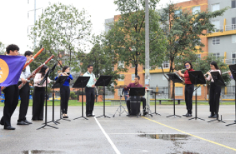 Agrupación de flautas y cañas tocando en el Parque Bosque Hayuelos en Bogotá