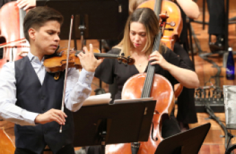 violinista tocando en orquesta