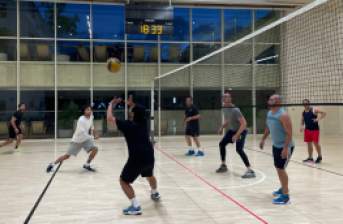Fotografía de personas jugando voleibol en la arena polivalente del Centro Felicidad Chapinero