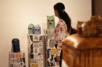 persona en exposición
