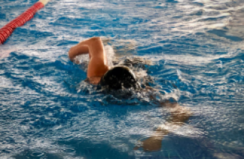 Persona nadando en la piscina del centro felicidad chapinero