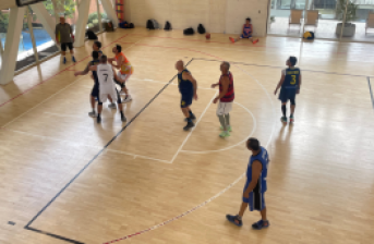 Fotografía de personas jugando en la arena polivalente del centro felicidad chapinero
