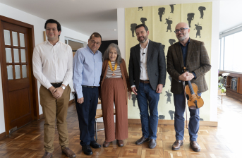 Maestra Beatriz González con sus hijos, alcalde Carlos Fernando Galán y Secretario de Cultura, Santiago Trujillo