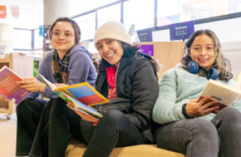 Usuarias de la Biblioteca Pública El Mirador 