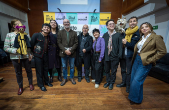 funcionarios en evento público