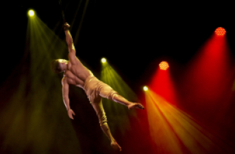 Persona bailando suspendida en el aire