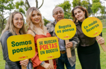 personas con avisos sobre poesía