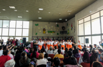 Personas departiendo en biblioteca pública