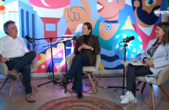 invitadas en set de podcast