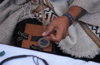 persona haciendo artesanía