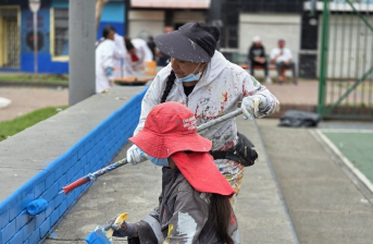 personas pintando en espacio público
