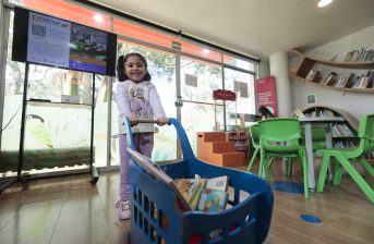 niña en biblioteca