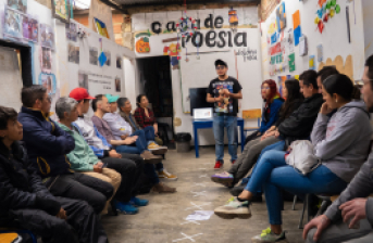 personas en biblioteca comunitaria