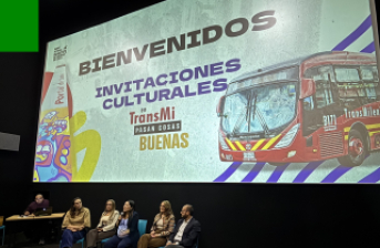 personas reunidas en cinemateca
