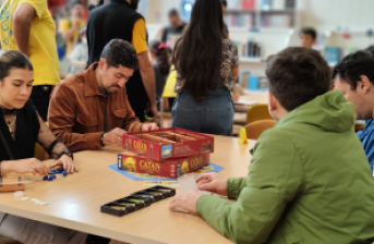 personas en biblioteca