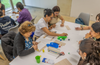 Fotografía de personas en un taller de artes plásticas