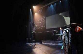 artista en escena