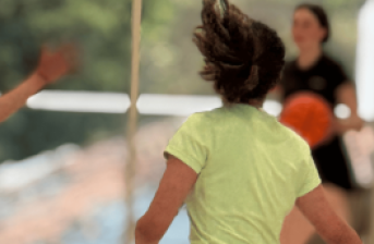 Fotografía de personas jugando baloncesto