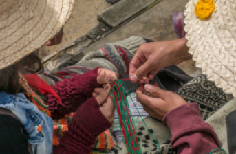 mujeres tejiendo