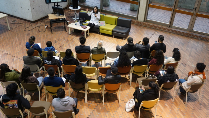 personas en charla