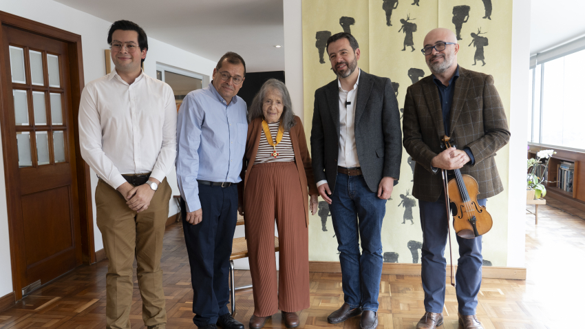 Maestra Beatriz González con sus hijos, alcalde Carlos Fernando Galán y Secretario de Cultura, Santiago Trujillo
