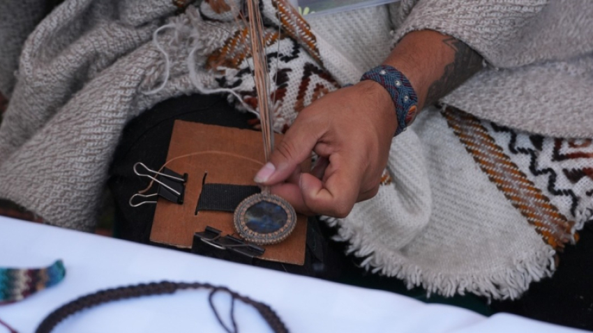persona haciendo artesanía
