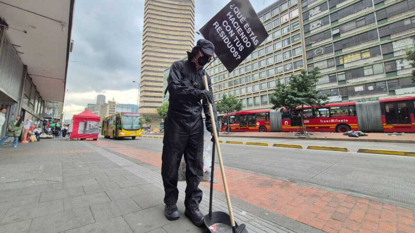 persona en espacio público barriendo