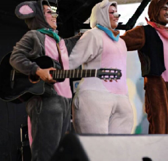 Artistas vestidos de ratones en un escenario