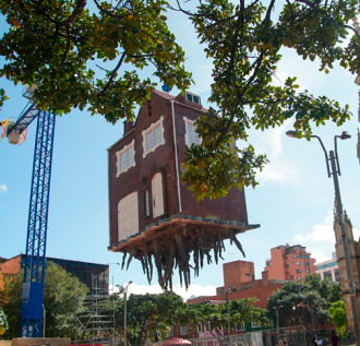 Bogotá esta en modo Bienal: Casa suspendida en el aire