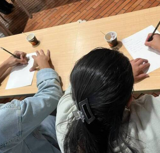 dos personas escribiendo