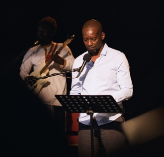 hombre afroamericano leyendo un discurso