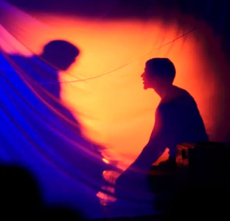 Humor de ascensoristas – una comedia irreverente