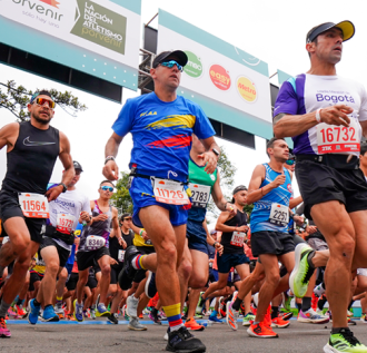 Personas corriendo la Media Maratón de Bogotá 